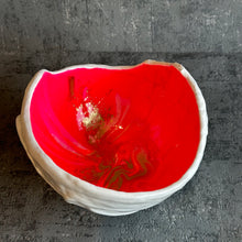 Medium Hatched in hot pink and gold