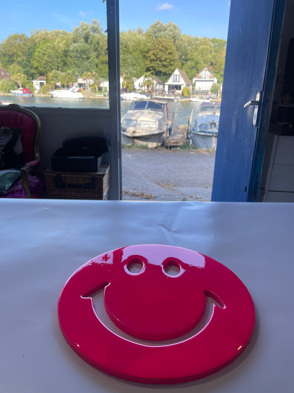 Epoxy resin smiley in hot pink
