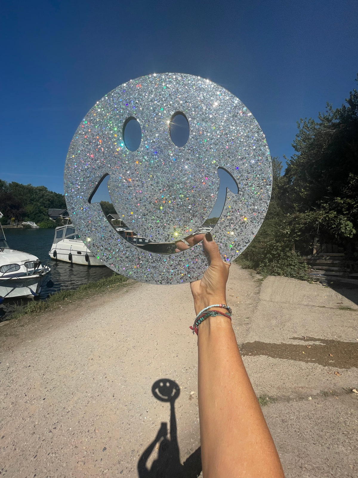 Epoxy resin smiley in silver glitter